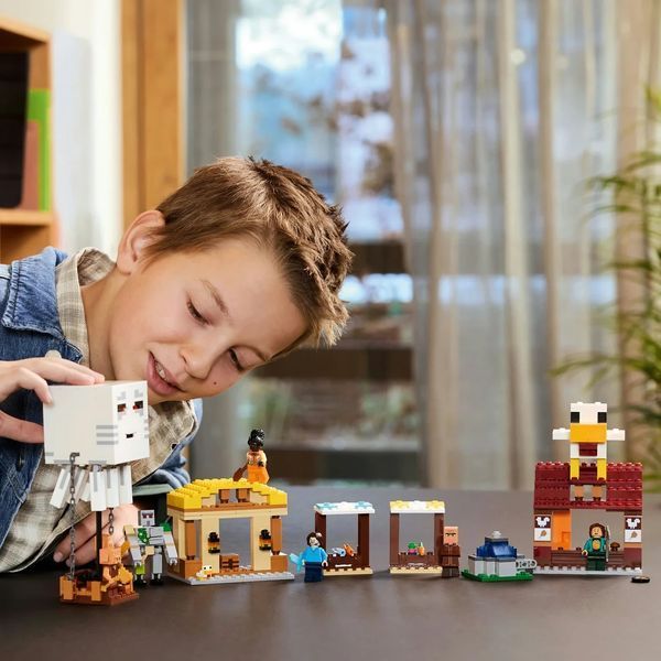 Конструктор Лего майнкрафт Напад на село з повітряною кулею Гаст Lego Minecraft 555 деталей (21273) 43534 фото
