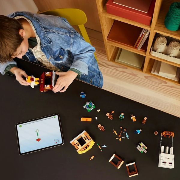 Конструктор Лего майнкрафт Напад на село з повітряною кулею Гаст Lego Minecraft 555 деталей (21273) 43534 фото
